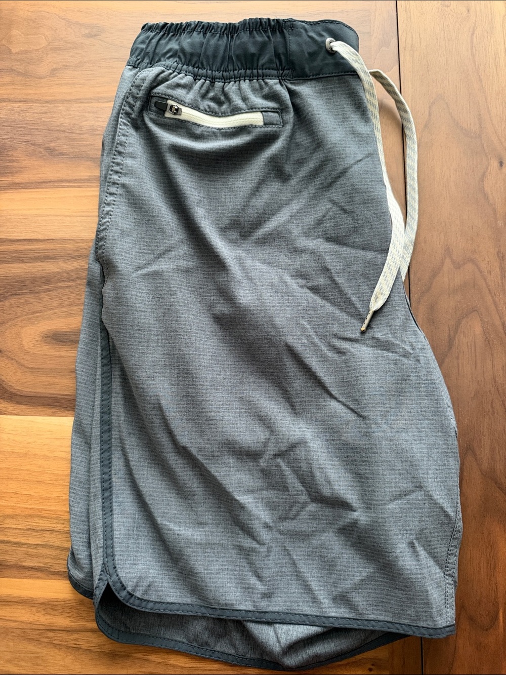Vuori Men’s Shorts 7.25” Dark Gray w/ Light Gray Stripes